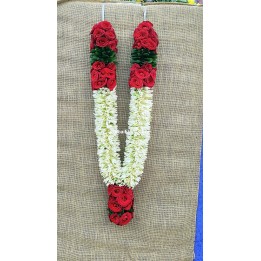 Fresh Tuberose & Red Baby Rose Garland with Green Leaves – 30 Inches