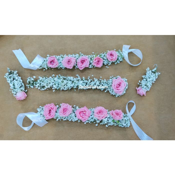 طقم مجوهرات عروس من زهور طازجة – ورد وردي وجيبسوفيليا بيضاء (2 أساور، 2 أقراط، 1 مانج تيكا)
