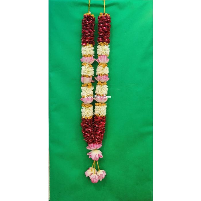 دقل طازج تقليدي – لوتس وردي، تيوبروز أبيض وبتلات ورد حمراء (30 بوصة)