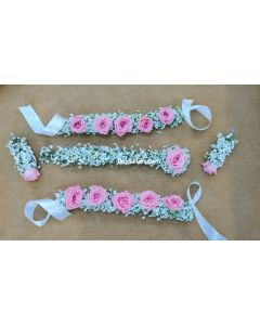 طقم مجوهرات عروس من زهور طازجة – ورد وردي وجيبسوفيليا بيضاء (2 أساور، 2 أقراط، 1 مانج تيكا)
