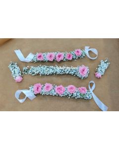 طقم مجوهرات عروس من زهور طازجة – ورد وردي وجيبسوفيليا بيضاء (2 أساور، 2 أقراط، 1 مانج تيكا)
