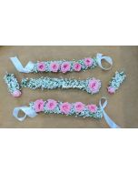 طقم مجوهرات عروس من زهور طازجة – ورد وردي وجيبسوفيليا بيضاء (2 أساور، 2 أقراط، 1 مانج تيكا)
